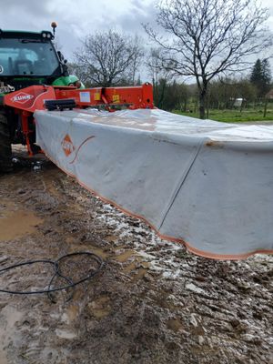 Faucheuse KUHN, type GMD 4010, année 2014 MO658***Sur la rég…