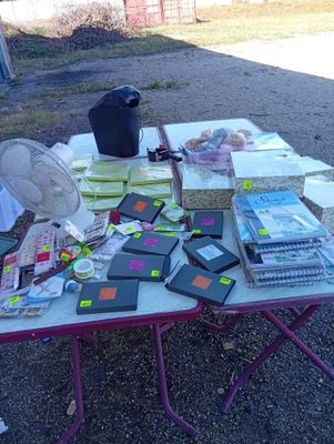 une table sur laquelle sont posés de nombreux livres et papiers