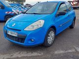 une voiture bleue garée dans un parking