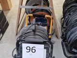 de nombreux types de tuyaux exposés dans un magasin