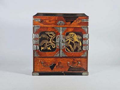 Petit cabinet en bois de placage marqueté de motifs géométri…