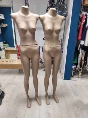 deux mannequins placés côte à côte dans un magasin