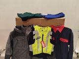 une pile de vêtements posée sur une table