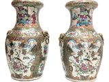 paire de vases chinois ornés d'oiseaux et de fleurs sur fond blanc