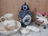 une table sur laquelle sont disposés de nombreux vases et plats