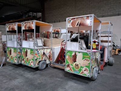 deux chariots chargés de nourriture, garés dans un entrepôt