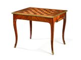 une petite table sur laquelle est posé un échiquier