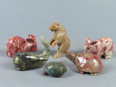 cinq figurines d'animaux posées sur une table