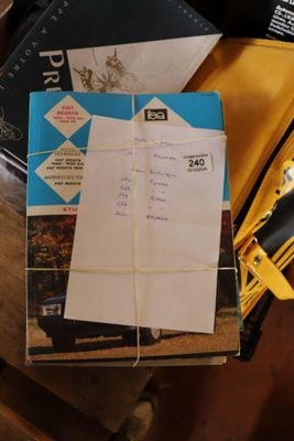 une pile de livres posée sur une table en bois