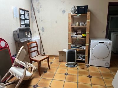 une petite pièce équipée d'un lave-linge et d'un sèche-linge