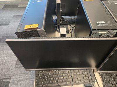 deux ordinateurs et un clavier dans une pièce