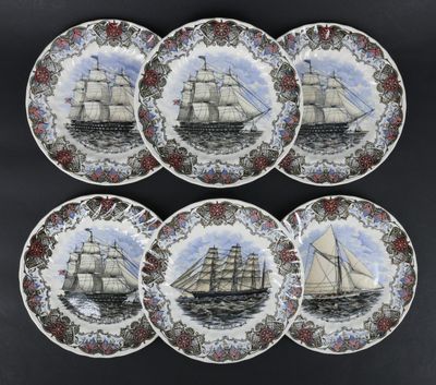 six assiettes sur lesquelles est représenté un bateau, posées sur une table