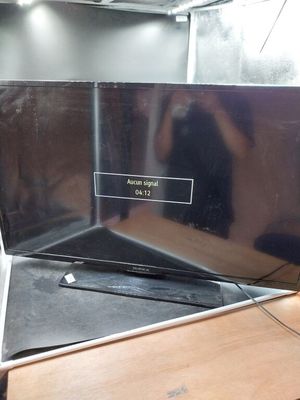 un ordinateur portable posé sur un bureau en bois