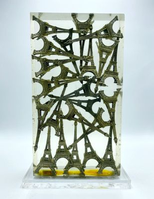 Arman - Hommage Eiffel, 1994 Accumulation de tours Eiffel mi…