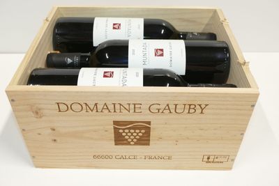 trois bouteilles du Domaine Gauby dans un coffret en bois
