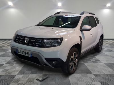la dacia blanche est garée sur un carrelage à carreaux