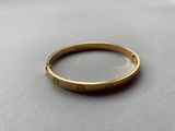 gros plan d'une bague en or sur une table