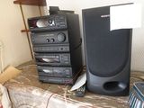 une pile de DVD posée sur une table à côté d'une télécommande