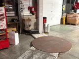 une photo d'un garage avec une borne d'incendie au milieu du sol