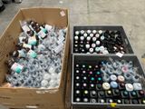 deux cartons remplis de bouteilles de soda et un carton rempli de bouteilles de bière