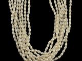 un collier de perles avec un fermoir en or sur fond noir