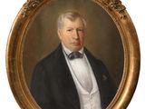 portrait d'un homme en smoking dans un cadre doré