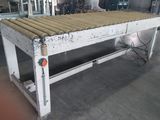 une table sur laquelle est posé un rouleau de carton