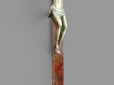 une image représentant un crucifix surmonté d'une croix en bois