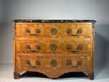 une commode en bois avec un plateau en marbre