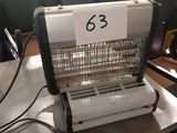 une machine posée sur une table sur laquelle est inscrit un chiffre