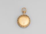 une montre de poche en or antique avec une chaîne, posée sur une surface blanche