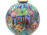un vase orné d'un motif coloré sur fond blanc