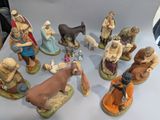 de nombreuses figurines représentant des personnes et des animaux posées sur une table