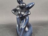 statue d'une femme tenant une fleur dans sa main droite
