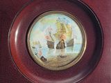 une photo d'un bateau dans l'eau