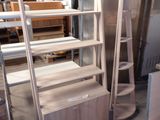 une échelle adossée au mur d'une pièce