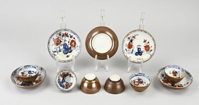 de nombreux types de plats et de tasses en porcelaine