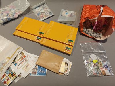 un grand nombre d'objets posés sur une table
