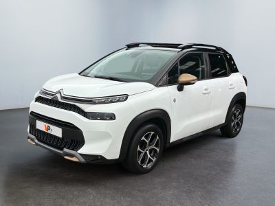Une Citroën blanche est garée dans une grande pièce