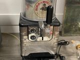 une machine à café posée sur une table