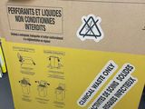une boîte sur laquelle est posé un sac jaune
