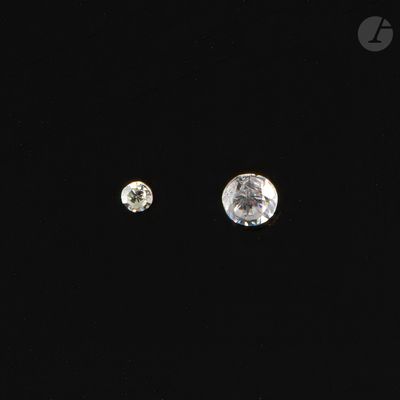une paire de boucles d'oreilles en diamant sur fond noir