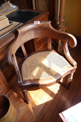 une chaise qui se trouve dans le coin d'une pièce