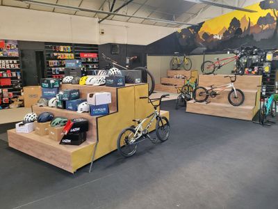un magasin de vélos où sont exposés de nombreux vélos