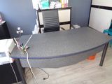 un bureau avec un ordinateur dans une pièce