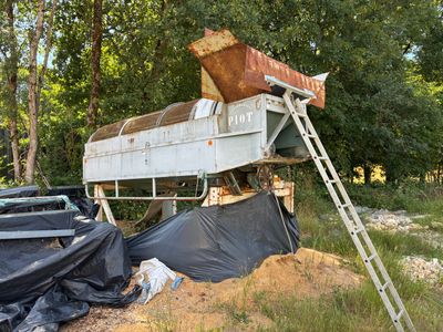 un camion qui se trouve au sommet d'un tas de terre
