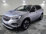 un SUV argenté garé dans un garage au sol carrelé