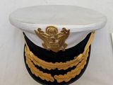 une image représentant un chapeau militaire orné d'un aigle doré sur le dessus