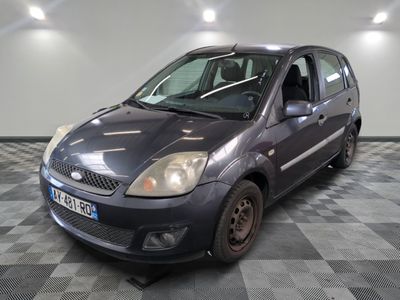 la photo d'une voiture grise garée dans un garage