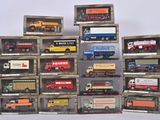 de nombreux types de camions jouets dans une vitrine